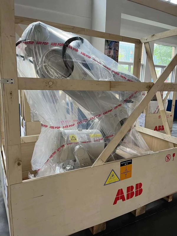 Новый IRB 6700-150/3.20 ∙ 150 кг полезной нагрузки с 3,20 м протяженностью, дуговая сварка, сборка, загрузка и разгрузка деталей, образование