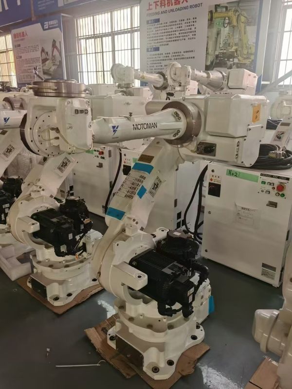 Оранжевый бывший в употреблении роботизированный манипулятор в комплекте с контроллером C4 и рабочим диапазоном 1904 мм, разработанный для производительности в промышленной робототехнике