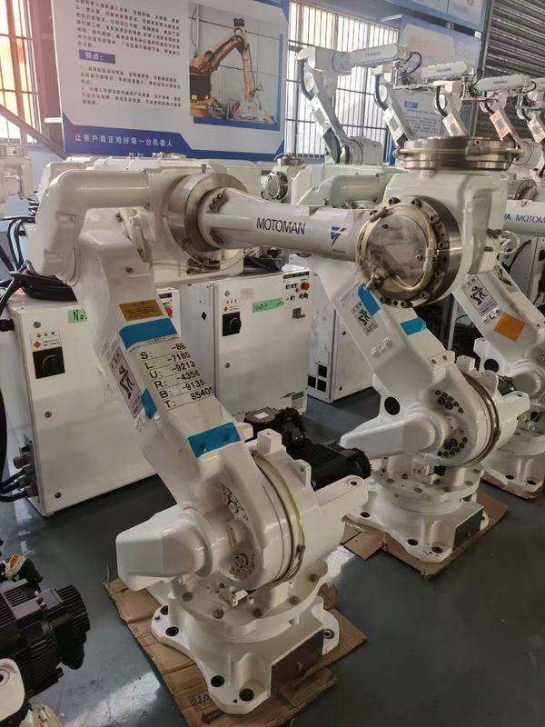 2061mm Reach CR50 XRC 50kg Полезный груз Motoman Арк сварочный робот для прессы натягивания и погрузки / разгрузки деталей