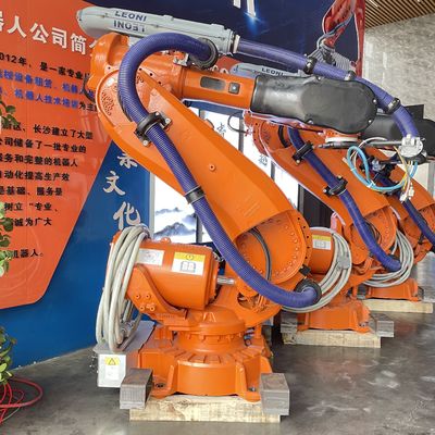 Загрузка машины разгружая используемые роботы IRB6640-235/2.55 ABB
