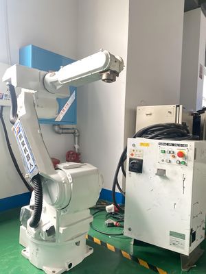 Подержанный робот CR20 Yaskawa нагружая и разгружая
