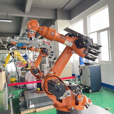 16 кг. Использованные роботы KUKA с ±0,1 мм повторяемостью KR16, 16 кг полезной нагрузки, 1611 мм.